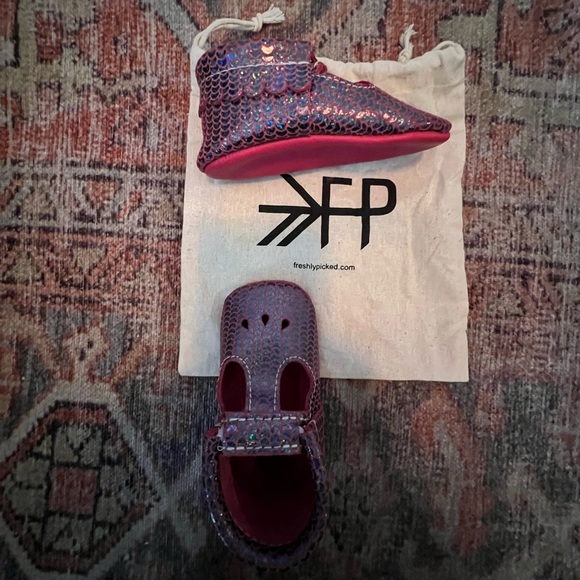 OBO. NEVER WORN. Size 4. StretchySoft sole. Unique pattern. sold out online - Picture 3 of 5